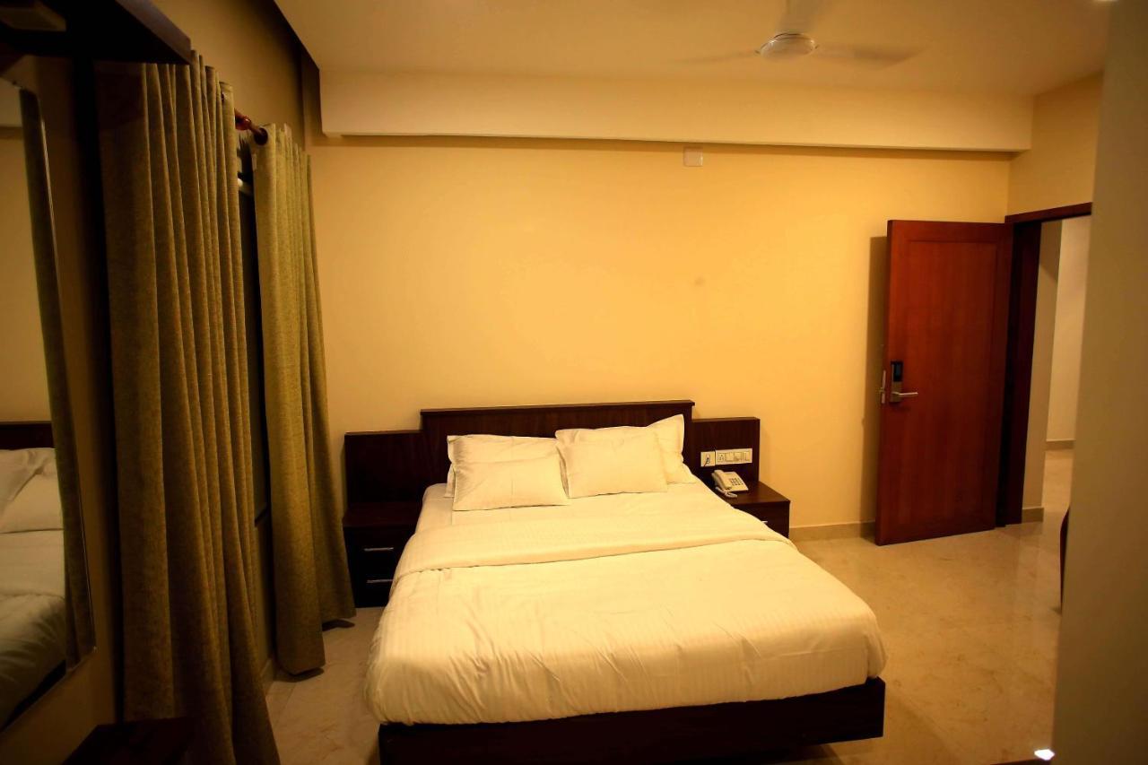 Kira Palace Residency Hotel Ernakulam Zewnętrze zdjęcie