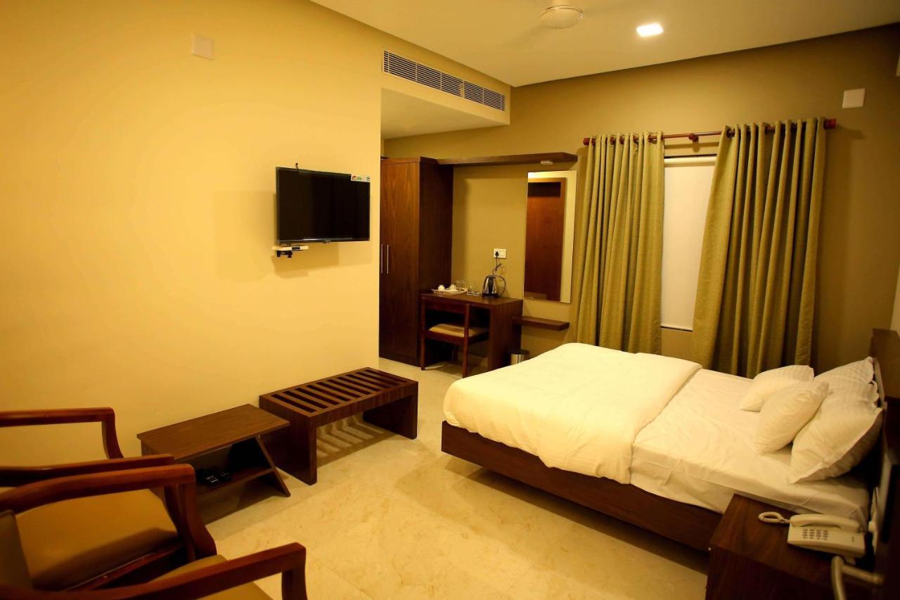Kira Palace Residency Hotel Ernakulam Zewnętrze zdjęcie