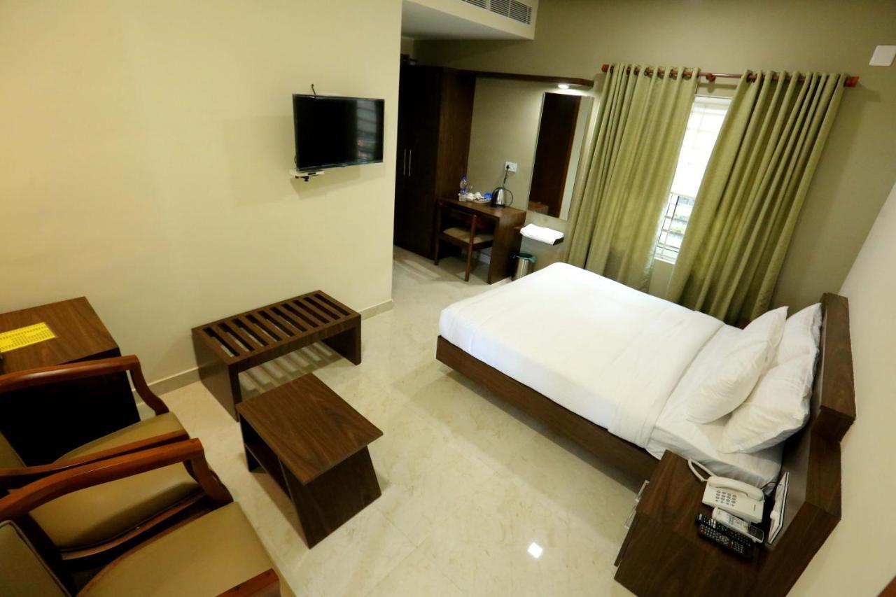 Kira Palace Residency Hotel Ernakulam Zewnętrze zdjęcie