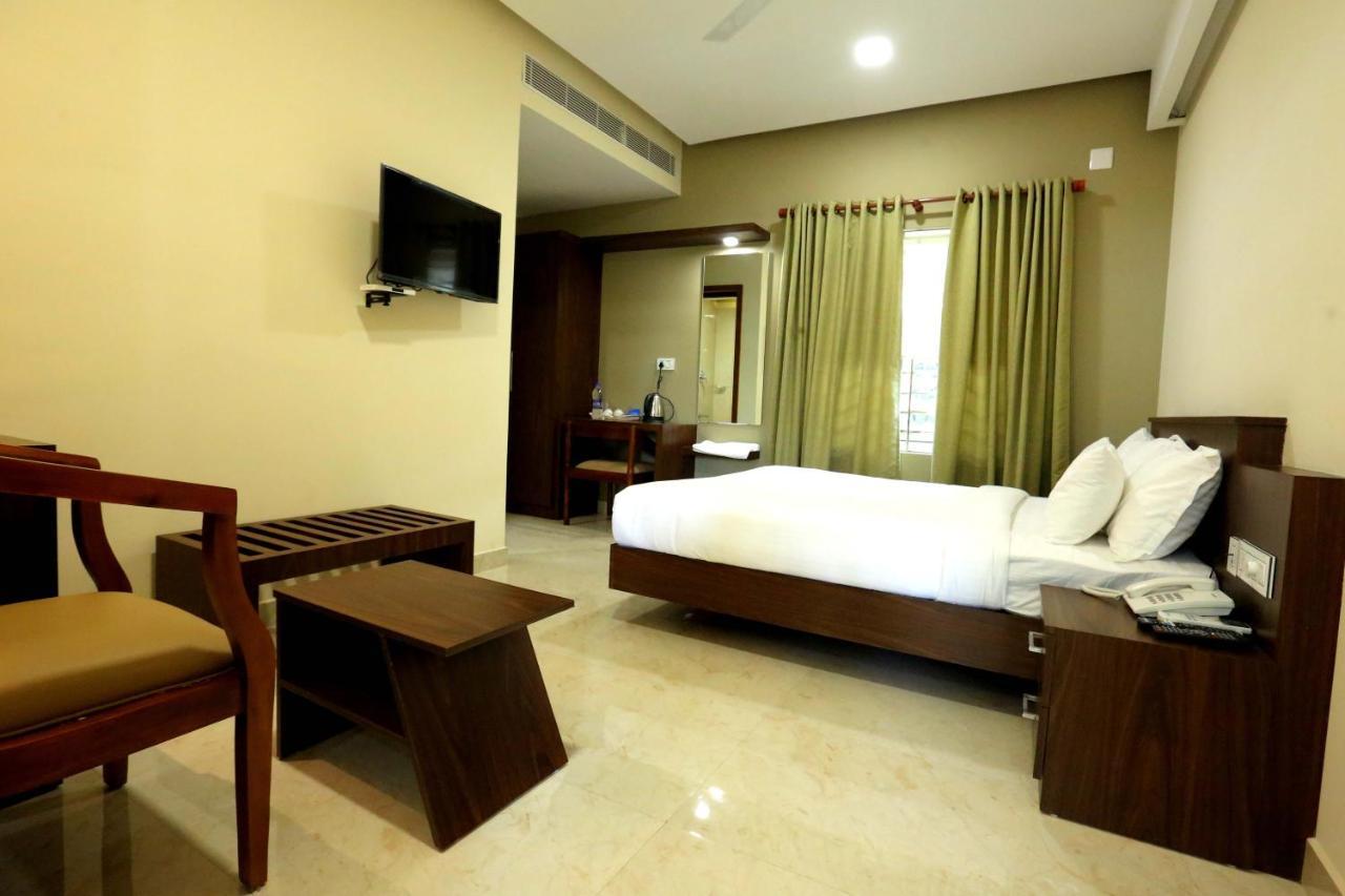 Kira Palace Residency Hotel Ernakulam Zewnętrze zdjęcie