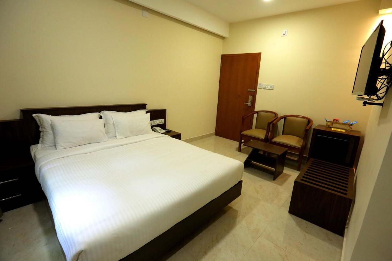 Kira Palace Residency Hotel Ernakulam Zewnętrze zdjęcie