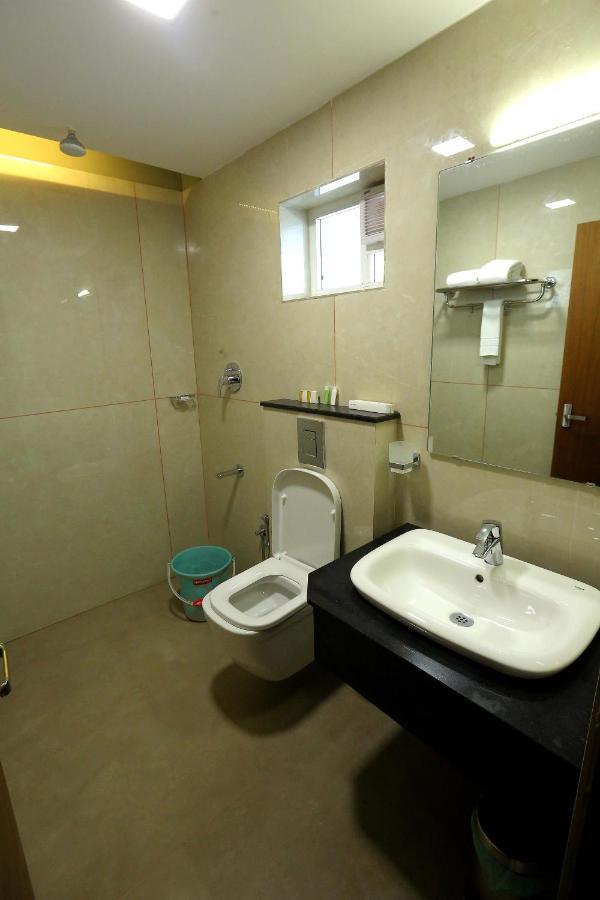 Kira Palace Residency Hotel Ernakulam Zewnętrze zdjęcie